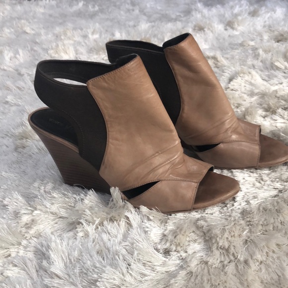 VINCE CAMUTO VADO Tan leather Wedge Sandal - Picture 1 of 15